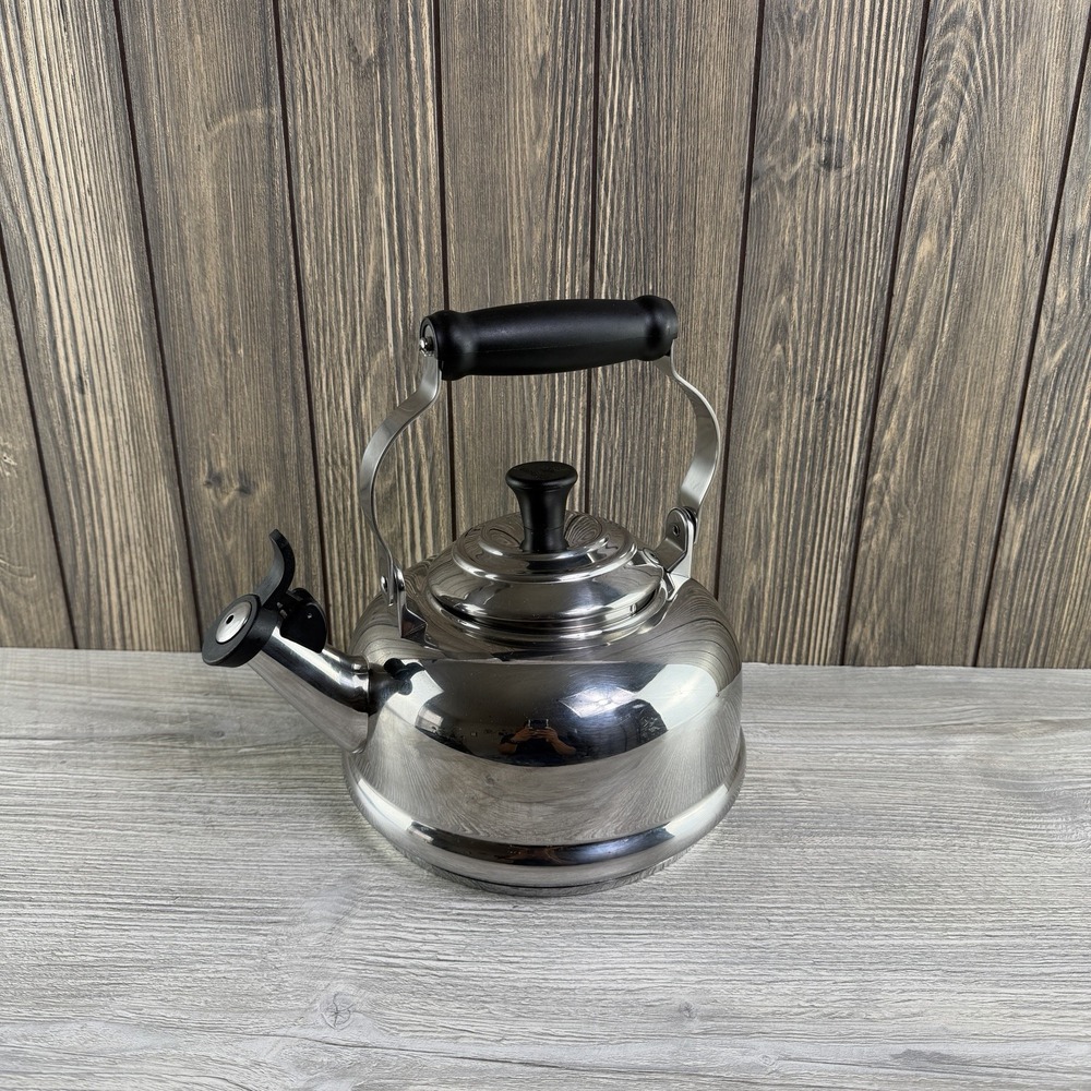 Le Creuset N1801 Stainless Steel 1.7 Qt Classic Whistling Tea Kettle Silver